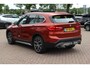 BMW X1 xDrive20i High Executive / Trekhaak / Panoramadak / Head-up / Leder / 19'' / Navigatie / Stoelverwarming / Sportstoelen / DAB / Cruise Control