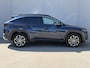 Hyundai Tucson 1.6 T-GDI HEV Facelift Comfort Smart / Fabrieksgarantie tot 7-2029 / HUD / Navigatie / Adpatieve Cruise / Camera / Stoel Verwarming / Stuurwiel Verwarming / DAB / Elektr. Achterklep /