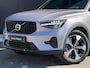 Volvo XC40 2.0 B4 Plus Dark Elektr. stoelverstelling / Harman Kardon Audio / Trekhaak / 19" / Keyless Drive / Verw. voorruit / Stoel- en stuurverw. / Adapt. Cruise / BLIS