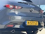 Mazda 3 2.0 e-SkyActiv-G M Hybrid 122 Comfort met Bose | Apple Carplay / Android Auto | Navigatiesysteem | Licht + Regensensor | Elektrisch Verstelbare Bestuurderstoel  | Stoel + Stuurverwarming | Parkeersensoren Voor + Achter | Camera Achter | 18"Lichtmetalen velgen | Lederen Bekleding | Cruise Control Adaptief