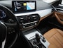 BMW 5-Serie Touring 520e | Panoramadak | LED Grille | Trekhaak | Leder | HUD | 360 | Dodehoek | Sfeerlicht | Memory | Carplay