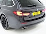 BMW 5-Serie Touring 520e | Panoramadak | LED Grille | Trekhaak | Leder | HUD | 360 | Dodehoek | Sfeerlicht | Memory | Carplay