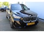 BMW X1 sDrive18i | Panorama dak | Elektrisch wegklapbare trekhaak | Stoelverwarming | Achteruitrijcamera | Elektrische kofferbakklep | Keyless entry/start | Half leder/alcantara | Draadloze telefoonlader | Apple CarPlay/Android Auto | Navigatie | Climate controle | Parkeersensoren V+A |