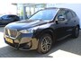 BMW X1 sDrive18i | Panorama dak | Elektrisch wegklapbare trekhaak | Stoelverwarming | Achteruitrijcamera | Elektrische kofferbakklep | Keyless entry/start | Half leder/alcantara | Draadloze telefoonlader | Apple CarPlay/Android Auto | Navigatie | Climate controle | Parkeersensoren V+A |