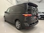 Volkswagen Multivan 1.4 eHybrid Energetic 6p. PANO/TREKHAAK/H&K/LEER-ALCANTARA/SOH 97%/STANDKACHEL/CAMERA/IQ-LIGHT/SFEER/ELECTR.SCHUIFDEUREN/ACC/18"/ADAPTIVE-ONDERSTEL/BLACK-PEARL METALLIC/VOLLEDIG VW DEALER HISTORIE