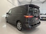 Volkswagen Multivan 1.4 eHybrid Energetic 6p. PANO/TREKHAAK/H&K/LEER-ALCANTARA/CAMERA/IQ-LIGHT/SFEER/ELECTR.SCHUIFDEUREN/ACC/18"/ADAPTIVE-ONDERSTEL/BLACK-PEARL METALLIC/VOLLEDIG VW DEALER HISTORIE