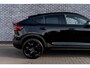 Volvo EC40 Single Motor Plus Black Edition Europa 70 kWh | Google | Adaptieve Cruise Control | Getint Glas | Harman Kardon Audio | Elek. Stoelen | Stuur-/Stoelverwarming Voor + Achter | Camera | Dodehoekdetectie | LED Koplampen | 19" LM