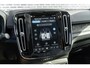 Volvo EC40 Single Motor Plus Black Edition Europa 70 kWh | Google | Adaptieve Cruise Control | Getint Glas | Harman Kardon Audio | Elek. Stoelen | Stuur-/Stoelverwarming Voor + Achter | Camera | Dodehoekdetectie | LED Koplampen | 19" LM