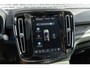 Volvo EC40 Single Motor Plus Black Edition Europa 70 kWh | Google | Adaptieve Cruise Control | Getint Glas | Harman Kardon Audio | Elek. Stoelen | Stuur-/Stoelverwarming Voor + Achter | Camera | Dodehoekdetectie | LED Koplampen | 19" LM