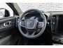 Volvo EC40 Single Motor Plus Black Edition Europa 70 kWh | Google | Adaptieve Cruise Control | Getint Glas | Harman Kardon Audio | Elek. Stoelen | Stuur-/Stoelverwarming Voor + Achter | Camera | Dodehoekdetectie | LED Koplampen | 19" LM