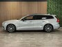 Volvo V60 T6 AWD Recharge Ultra Dark | Trekhaak | Schuifdak | Head-Up Display | Harman Kardon | Adaptieve Cruise Control | Stoelverwarming voor+achter | Stuurwielverwarming | Full LED Meesturende koplampen | Parkeercamera | Pilot Assist | BLIS Dode Hoek Detectie | Elektrische voorstoelen geheugen | Lederen bekleding | Zitting verlenging voorstoelen | Lederen dashboard | Google Infotainment | Keyless Drive | Parkeersensoren voor+achter | Privacy Glass | Elektrisch bedienbare achterklep | DAB Radio | Apple Carplay/Android Auto | Volvo On Call met mobiele App functie | Vapour Grey Metallic |