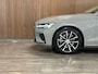 Volvo V60 T6 AWD Recharge Ultra Dark | Trekhaak | Schuifdak | Head-Up Display | Harman Kardon | Adaptieve Cruise Control | Stoelverwarming voor+achter | Stuurwielverwarming | Full LED Meesturende koplampen | Parkeercamera | Pilot Assist | BLIS Dode Hoek Detectie | Elektrische voorstoelen geheugen | Lederen bekleding | Zitting verlenging voorstoelen | Lederen dashboard | Google Infotainment | Keyless Drive | Parkeersensoren voor+achter | Privacy Glass | Elektrisch bedienbare achterklep | DAB Radio | Apple Carplay/Android Auto | Volvo On Call met mobiele App functie | Vapour Grey Metallic |
