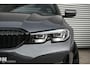 BMW 3-Serie 320i Executive Edition | Stoelverwarming | Sportstoelen | Donkere hemel | Camera | LED | 19 Inch | Mineralgrau Metallic | NL auto