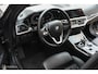 BMW 3-Serie 320i Executive Edition | Stoelverwarming | Sportstoelen | Donkere hemel | Camera | LED | 19 Inch | Mineralgrau Metallic | NL auto