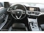 BMW 3-Serie 320i Executive Edition | Stoelverwarming | Sportstoelen | Donkere hemel | Camera | LED | 19 Inch | Mineralgrau Metallic | NL auto