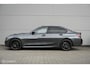 BMW 3-Serie 320i Executive Edition | Stoelverwarming | Sportstoelen | Donkere hemel | Camera | LED | 19 Inch | Mineralgrau Metallic | NL auto