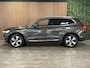 Volvo XC60 T6 AWD Recharge Plus Bright | Trekhaak | 360° Camera | Harman Kardon | Adaptieve Cruise Control | Standkachel met Volvo On Call App | Stoelverwarming voor+achter | Stuurwielverwarming | Schuifdak | Full LED meesturende koplampen | Pilot Assist | Elektrische voorstoelen geheugen | Lederen bekleding | Zitting verlenging voorstoelen | 19 Inch | Google Infotainment | Keyless Drive | Parkeersensoren voor+achter | Privacy Glass | Elektrisch bedienbare achterklep | DAB Radio | Apple Carplay/Android Auto | Draadloos telefoon opladen | Volvo On Call met mobiele App functie | Platinum Grey Metallic |