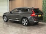 Volvo XC60 T6 AWD Recharge Plus Bright | Trekhaak | 360° Camera | Harman Kardon | Adaptieve Cruise Control | Standkachel met Volvo On Call App | Stoelverwarming voor+achter | Stuurwielverwarming | Schuifdak | Full LED meesturende koplampen | Pilot Assist | Elektrische voorstoelen geheugen | Lederen bekleding | Zitting verlenging voorstoelen | 19 Inch | Google Infotainment | Keyless Drive | Parkeersensoren voor+achter | Privacy Glass | Elektrisch bedienbare achterklep | DAB Radio | Apple Carplay/Android Auto | Draadloos telefoon opladen | Volvo On Call met mobiele App functie | Platinum Grey Metallic |