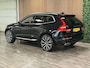 Volvo XC60 T6 AWD Recharge Inscription | Trekhaak | Harman Kardon | Adaptieve Cruise Control | Standkachel met Volvo On Call App | Stoelverwarming voor+achter | Stuurwielverwarming | 22 Inch incl. spatbordverbreding | Schuifdak | Full LED Meesturende koplampen | Parkeercamera | Pilot Assist | BLIS Dode Hoek Detectie | Bestuurdersstoel elektrisch geheugen | Lederen bekleding | Zitting verlenging voorstoelen | Lederen dashboard | Keyless Drive | Parkeersensoren voor+achter | Privacy Glass | Elektrisch bedienbare achterklep | DAB Radio | Apple Carplay/Android Auto | Volvo On Call met mobiele App functie | Onyx Black Metallic |