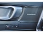 Volvo EC40 Performance Ultra Black Edition 82 kWh - Panoramadak - IntelliSafe Assist & Surround - 360º Camera - Harman/Kardon audio - Verwarmde voorstoelen, stuur & achterbank - Parkeersensoren voor & achter - Elektr. bedienb. voorstoelen met geheugen links - Draadloze tel. lader - Warmtepomp - Extra getint glas - Inklapbare trekhaak - 20' LMV