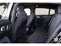 Volvo EC40 Performance Ultra Black Edition 82 kWh - Panoramadak - IntelliSafe Assist & Surround - 360º Camera - Harman/Kardon audio - Verwarmde voorstoelen, stuur & achterbank - Parkeersensoren voor & achter - Elektr. bedienb. voorstoelen met geheugen links - Draadloze tel. lader - Warmtepomp - Extra getint glas - Inklapbare trekhaak - 20' LMV