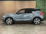 Volvo XC40 T5 Recharge R-Design | Schuifdak | Trekhaak | Adaptieve Cruise Control | Stoel en Stuurwielverwarming | Pilot Assist | Parkeercamera | Leder/alcantara R-Design bekleding met wit stiksel en bies | Zitting verlenging voorstoelen | 19 Inch | Keyless Drive | Parkeersensoren voor+achter | Privacy Glass | Elektrisch bedienbare achterklep | Climate Control L+R | Automatisch dimmende binnen en buitenspiegels | Regensensor | DAB Radio | Apple Carplay/Android Auto | Draadloos telefoon opladen | Volvo On Call met mobiele App functie | Thunder Grey Metallic |