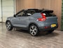 Volvo XC40 T5 Recharge R-Design | Schuifdak | Trekhaak | Adaptieve Cruise Control | Stoel en Stuurwielverwarming | Pilot Assist | Parkeercamera | Leder/alcantara R-Design bekleding met wit stiksel en bies | Zitting verlenging voorstoelen | 19 Inch | Keyless Drive | Parkeersensoren voor+achter | Privacy Glass | Elektrisch bedienbare achterklep | Climate Control L+R | Automatisch dimmende binnen en buitenspiegels | Regensensor | DAB Radio | Apple Carplay/Android Auto | Draadloos telefoon opladen | Volvo On Call met mobiele App functie | Thunder Grey Metallic |