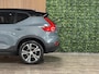 Volvo XC40 T5 Recharge R-Design | Schuifdak | Trekhaak | Adaptieve Cruise Control | Stoel en Stuurwielverwarming | Pilot Assist | Parkeercamera | Leder/alcantara R-Design bekleding met wit stiksel en bies | Zitting verlenging voorstoelen | 19 Inch | Keyless Drive | Parkeersensoren voor+achter | Privacy Glass | Elektrisch bedienbare achterklep | Climate Control L+R | Automatisch dimmende binnen en buitenspiegels | Regensensor | DAB Radio | Apple Carplay/Android Auto | Draadloos telefoon opladen | Volvo On Call met mobiele App functie | Thunder Grey Metallic |