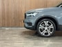 Volvo XC40 T5 Recharge R-Design | Schuifdak | Trekhaak | Adaptieve Cruise Control | Stoel en Stuurwielverwarming | Pilot Assist | Parkeercamera | Leder/alcantara R-Design bekleding met wit stiksel en bies | Zitting verlenging voorstoelen | 19 Inch | Keyless Drive | Parkeersensoren voor+achter | Privacy Glass | Elektrisch bedienbare achterklep | Climate Control L+R | Automatisch dimmende binnen en buitenspiegels | Regensensor | DAB Radio | Apple Carplay/Android Auto | Draadloos telefoon opladen | Volvo On Call met mobiele App functie | Thunder Grey Metallic |