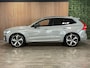 Volvo XC60 T8 AWD Recharge Ultra Dark | Luchtvering | Trekhaak | 360 Camera | Head-Up Display | 455pk | Harman Kardon | Adaptieve Cruise Control | Stoelverwarming voor+achter | Stuurwielverwarming | Schuifdak | 21 Inch | Full LED Meesturende koplampen | Pilot Assist | BLIS Dode Hoek Detectie | Elektrische voorstoelen geheugen | Lederen bekleding | Zitting verlenging voorstoelen | Lederen dashboard | Google Infotainment | Keyless Drive | Parkeersensoren voor+achter | Privacy Glass | Elektrisch bedienbare achterklep | DAB Radio | Apple Carplay/Android Auto | Alarm Klasse III | Draadloos telefoon opladen | Volvo On Call met mobiele App functie | Vapour Grey Metallic |