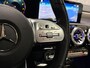 Mercedes-Benz A-klasse 180 AMG Sport Automaat (SCHUIFDAK, SFEERVERLICHTING, GROOT NAVI, LEDER/ALCANTARA, CAMERA, SPORTSTOELEN, STOELVERWARMING, GETINT GLAS, NIEUWSTAAT)