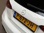 Mercedes-Benz A-klasse 180 AMG Sport Automaat (SCHUIFDAK, SFEERVERLICHTING, GROOT NAVI, LEDER/ALCANTARA, CAMERA, SPORTSTOELEN, STOELVERWARMING, GETINT GLAS, NIEUWSTAAT)