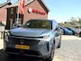 Peugeot 5008 Benzine + Hybride 145 * Automaat * GT * Navigatie * Keyless Start * L.M. Velgen * Achteruitrij Camera * 7-Persoons * Full Led * 1/2 Lederen Interieur * Vingerhoets; Vierde Generatie Eersteklas Service. Al meer dan 100 jaar een begrip in de Brabantse Kempen.