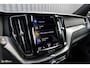 Volvo XC60 2.0 T8 Plug-in hybrid AWD R-Design | Luchtvering | Zwenkbare trekhaak | Panorama dak | Memory | Adaptieve cruise |