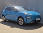 Hyundai Kona Electric EV Comfort Smart 39 kWh / Dealer onderhouden / SOH 92.10% / Fabrieksgarantie tot 02-2027 / Trekhaak afneembaar / Warmtepomp / CCS snelladen / Navigatie / Apple Carplay Android / 17" LM wielen + All Season banden /