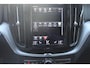 Volvo XC60 B5 250PK Automaat Momentum Exclusive Panoramisch schuif-kanteldak / Head-Up display / Semi elektrisch wegklapbare trekhaak / 19" lichtmetalen velgen / 360 graden rondomzicht camera