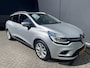 Renault Clio Estate 0.9 TCe Intens Airco - Achteruitrijcamera - Parkeersensor achter - Navigatie - Cruise control - Dakrails - Licht metalen velgen 16 inch - Led verlichting - Elektrische ramen - Keyless entry/ start - Bluetooth - Stuur multifunctioneel - Stuur leder - Radio