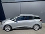 Renault Clio Estate 0.9 TCe Intens Airco - Achteruitrijcamera - Parkeersensor achter - Navigatie - Cruise control - Dakrails - Licht metalen velgen 16 inch - Led verlichting - Elektrische ramen - Keyless entry/ start - Bluetooth - Stuur multifunctioneel - Stuur leder - Radio