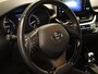 Toyota C-HR / C-HR+ 1.8 Hybrid Dynamic - ORIGINEEL NEDERLANDSE AUTO - AFNEEMBARE TREKHAAK - 725KG GEREMD TREKGEWICHT - PARKEERSENSOREN VOOR EN ACHTER - NAVIGATIE - DODEHOEK DETECTIE - HOMMEL ONDERHOUDEN - STOELVERWARMING - JBL GELUIDSINSTALLATIE