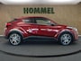 Toyota C-HR / C-HR+ 1.8 Hybrid Dynamic - ORIGINEEL NEDERLANDSE AUTO - AFNEEMBARE TREKHAAK - 725KG GEREMD TREKGEWICHT - PARKEERSENSOREN VOOR EN ACHTER - NAVIGATIE - DODEHOEK DETECTIE - HOMMEL ONDERHOUDEN - STOELVERWARMING - JBL GELUIDSINSTALLATIE