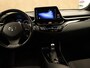 Toyota C-HR / C-HR+ 1.8 Hybrid Dynamic - ORIGINEEL NEDERLANDSE AUTO - AFNEEMBARE TREKHAAK - 725KG GEREMD TREKGEWICHT - PARKEERSENSOREN VOOR EN ACHTER - NAVIGATIE - DODEHOEK DETECTIE - HOMMEL ONDERHOUDEN - STOELVERWARMING - JBL GELUIDSINSTALLATIE