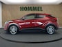 Toyota C-HR / C-HR+ 1.8 Hybrid Dynamic - ORIGINEEL NEDERLANDSE AUTO - AFNEEMBARE TREKHAAK - 725KG GEREMD TREKGEWICHT - PARKEERSENSOREN VOOR EN ACHTER - NAVIGATIE - DODEHOEK DETECTIE - HOMMEL ONDERHOUDEN - STOELVERWARMING - JBL GELUIDSINSTALLATIE