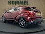Toyota C-HR / C-HR+ 1.8 Hybrid Dynamic - ORIGINEEL NEDERLANDSE AUTO - AFNEEMBARE TREKHAAK - 725KG GEREMD TREKGEWICHT - PARKEERSENSOREN VOOR EN ACHTER - NAVIGATIE - DODEHOEK DETECTIE - HOMMEL ONDERHOUDEN - STOELVERWARMING - JBL GELUIDSINSTALLATIE