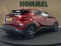 Toyota C-HR / C-HR+ 1.8 Hybrid Dynamic - ORIGINEEL NEDERLANDSE AUTO - AFNEEMBARE TREKHAAK - 725KG GEREMD TREKGEWICHT - PARKEERSENSOREN VOOR EN ACHTER - NAVIGATIE - DODEHOEK DETECTIE - HOMMEL ONDERHOUDEN - STOELVERWARMING - JBL GELUIDSINSTALLATIE