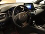 Toyota C-HR / C-HR+ 1.8 Hybrid Dynamic - ORIGINEEL NEDERLANDSE AUTO - AFNEEMBARE TREKHAAK - 725KG GEREMD TREKGEWICHT - PARKEERSENSOREN VOOR EN ACHTER - NAVIGATIE - DODEHOEK DETECTIE - HOMMEL ONDERHOUDEN - STOELVERWARMING - JBL GELUIDSINSTALLATIE