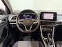 Volkswagen T-Roc 1.5 - 150PK TSI Oranje Edition Automaat | Navi | Camera | Apple CarPlay/Android Auto | Climate Control | Armsteun | Digital Cockpit | Adaptive Cruise Control | Licht Sensor | Lichtmetalen Velgen |
