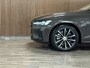 Volvo V60 T6 AWD Recharge Ultra Dark | Trekhaak | Schuifdak | Head-Up Display | Harman Kardon | Adaptieve Cruise Control | Stoelverwarming voor+achter | Stuurwielverwarming | Full LED Meesturende koplampen | Parkeercamera | Pilot Assist | BLIS Dode Hoek Detectie | Elektrische voorstoelen geheugen | Lederen bekleding | Zitting verlenging voorstoelen | Lederen dashboard | Google Infotainment | Keyless Drive | Parkeersensoren voor+achter | Privacy Glass | Elektrisch bedienbare achterklep | DAB Radio | Apple Carplay/Android Auto | Volvo On Call met mobiele App functie | Platinum Grey Metallic |