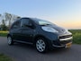 Peugeot 107 1.0-12V Sportium | Schuif-/Kanteldak | Airco | 5 Deurs | Elektrische Ramen | CV | Nieuwe APK + Afleverbeurt | 12V |