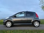 Peugeot 107 1.0-12V Sportium | Schuif-/Kanteldak | Airco | 5 Deurs | Elektrische Ramen | CV | Nieuwe APK + Afleverbeurt | 12V |