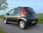 Peugeot 107 1.0-12V Sportium | Schuif-/Kanteldak | Airco | 5 Deurs | Elektrische Ramen | CV | Nieuwe APK + Afleverbeurt | 12V |